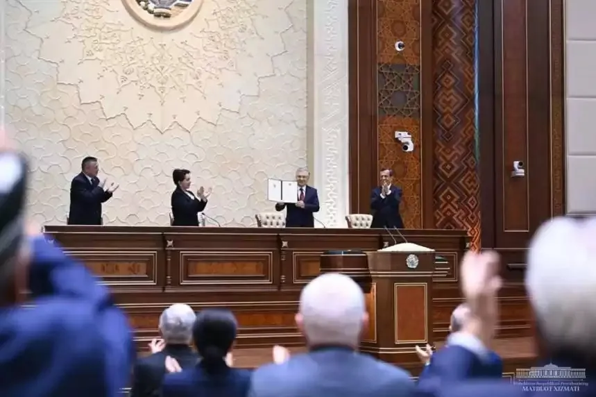 Шавкат Мирзиёев салтанатты түрде ант беріп, Өзбекстан Республикасының президенті қызметіне кірісті