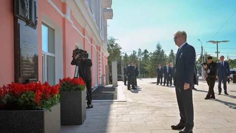 Президент майдангер Кемел Тоқаевқа арналған ескерткіш тақтаға гүл шоғын қойды