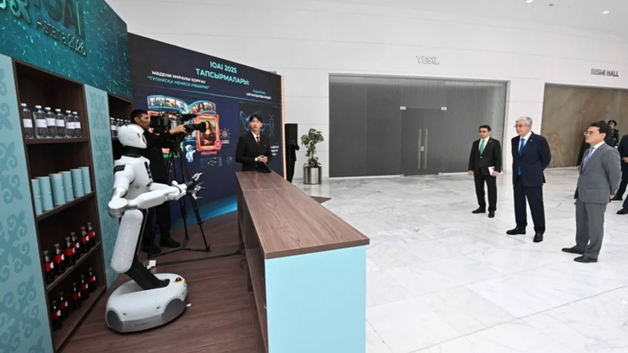 Президенту Казахстана представили работу автономного робота на Международной олимпиаде по ИИ