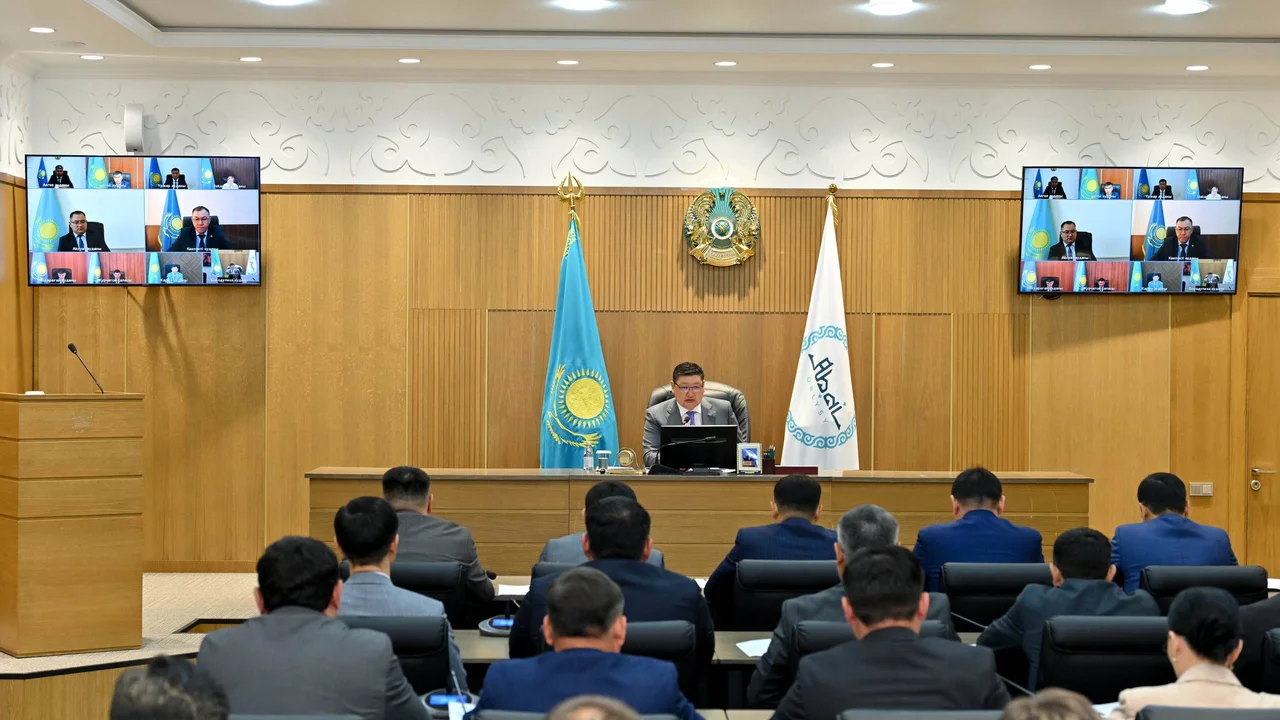 В области Абай обсудили реализацию нового закона о государственной службе и меры по обеспечению ветеринарной безопасности