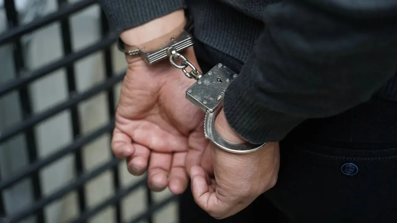Осужденного за крупное мошенничество задержали в Семее