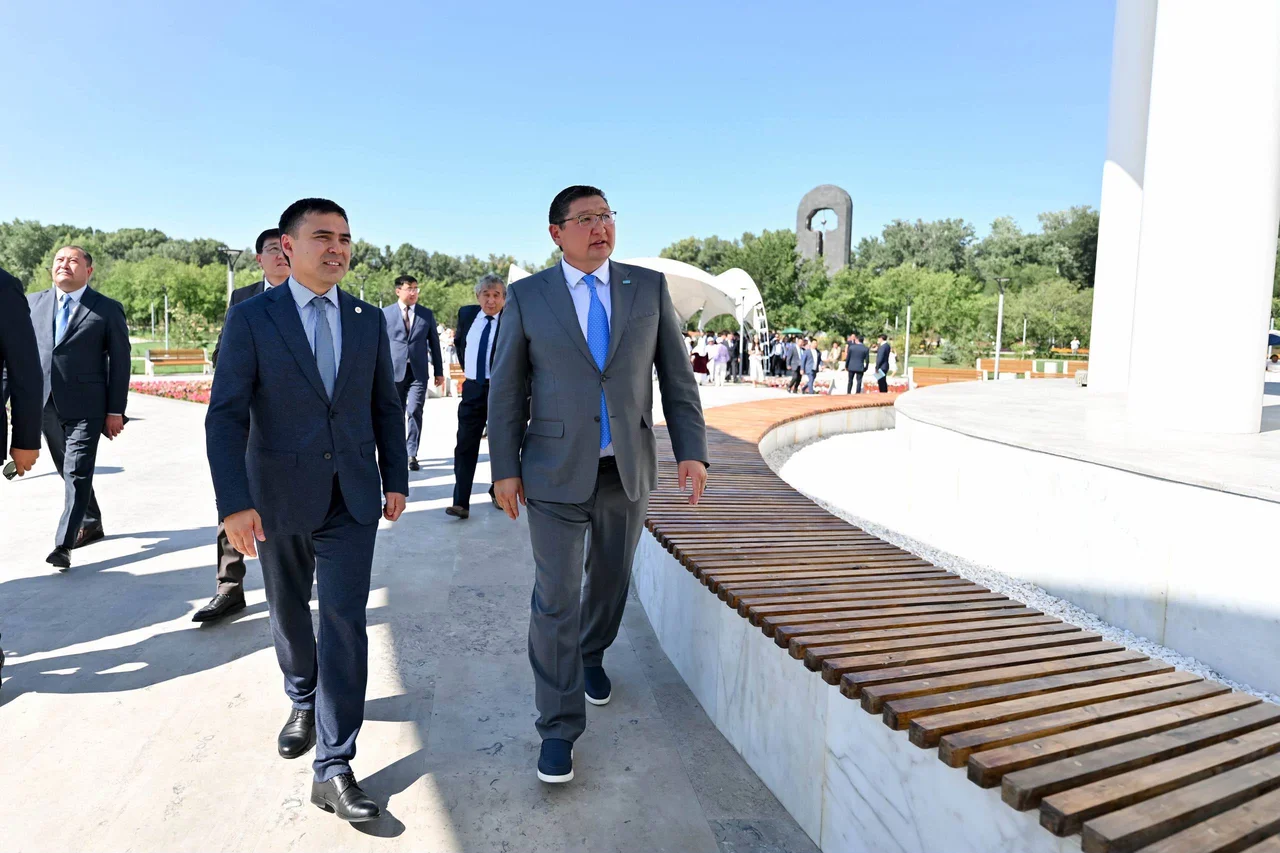 В День Абая в Семее открылась новая площадь Государственных символов