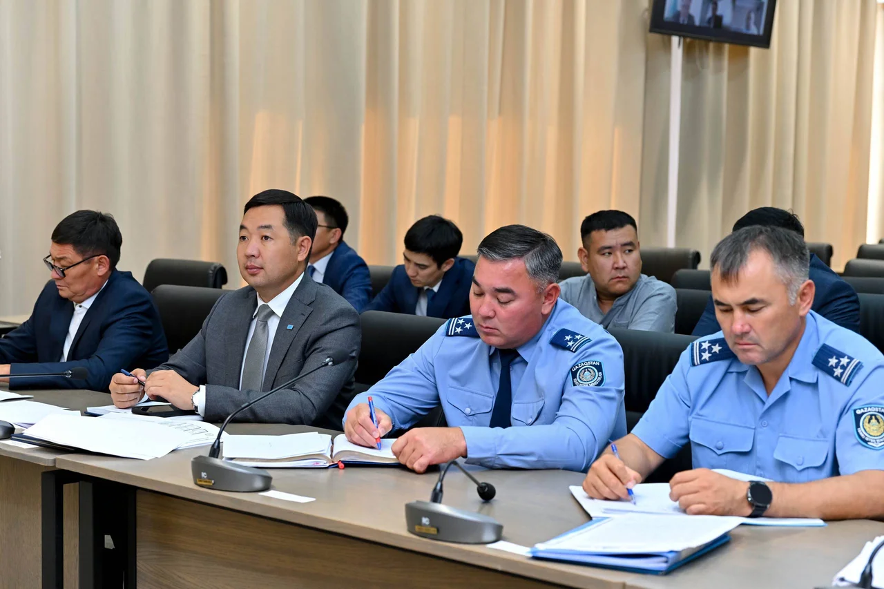 Облыс әкімі өңірдегі күре жолдарды бүлдіріп жатқан ауыр жүк көліктеріне бақылауды күшейтуді тапсырды