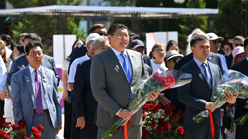 Облыс әкімі Солтүстік Қазақстан өңірі делегациямен бірге «Ұлы ақын Абай ұлдарымен» ескерткішіне гүл қойды