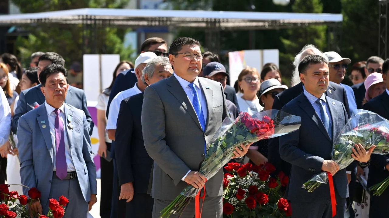 Облыс әкімі Солтүстік Қазақстан өңірі делегациямен бірге «Ұлы ақын Абай ұлдарымен» ескерткішіне гүл қойды