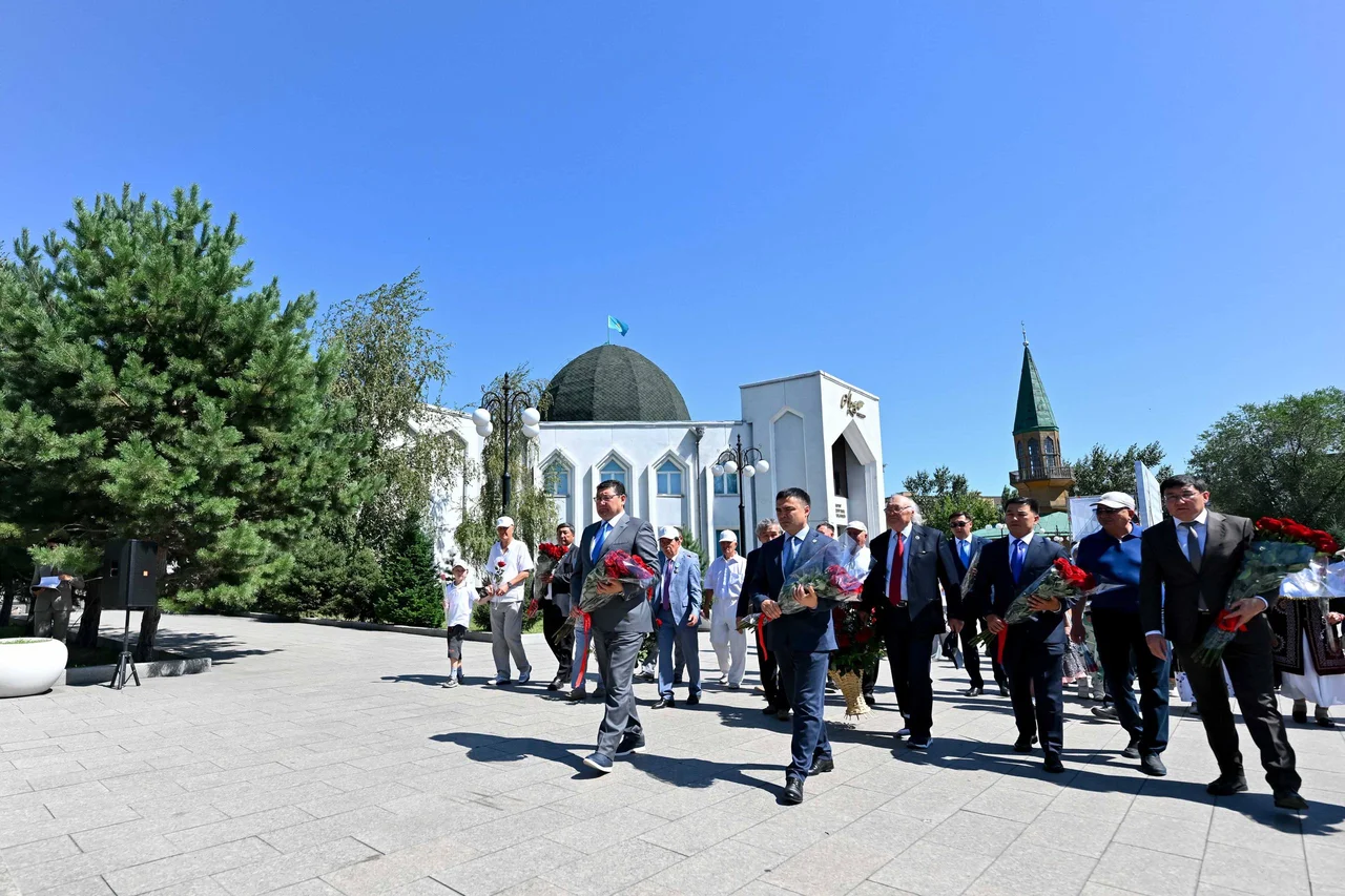 Облыс әкімі Солтүстік Қазақстан өңірі делегациямен бірге «Ұлы ақын Абай ұлдарымен» ескерткішіне гүл қойды