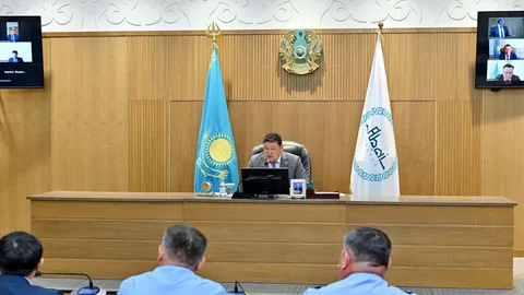 Аким области поручил усилить контроль за большегрузами, разрушающими магистральные дороги региона