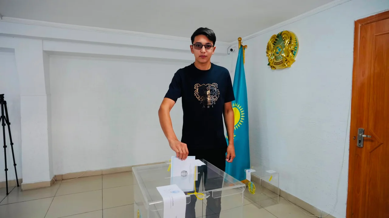 18-летний Нурмаганбет впервые отдал голос на выборах