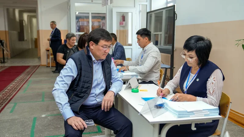 Аким города Семей проголосовал на выборах в Курултай