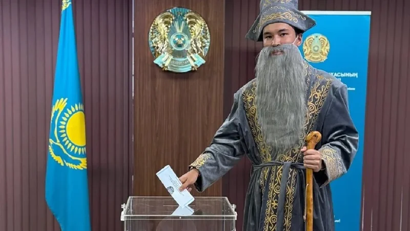 Казахстанец в образе бия одним из первых проголосовал в Токио