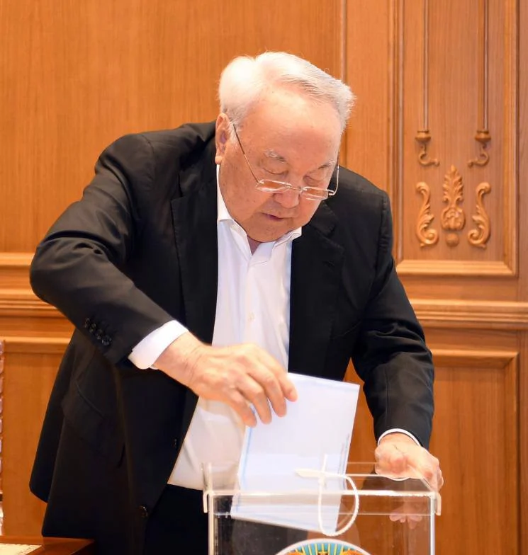 Нұрсұлтан Назарбаев Құрылтай депутаттарын сайлауда дауыс берді