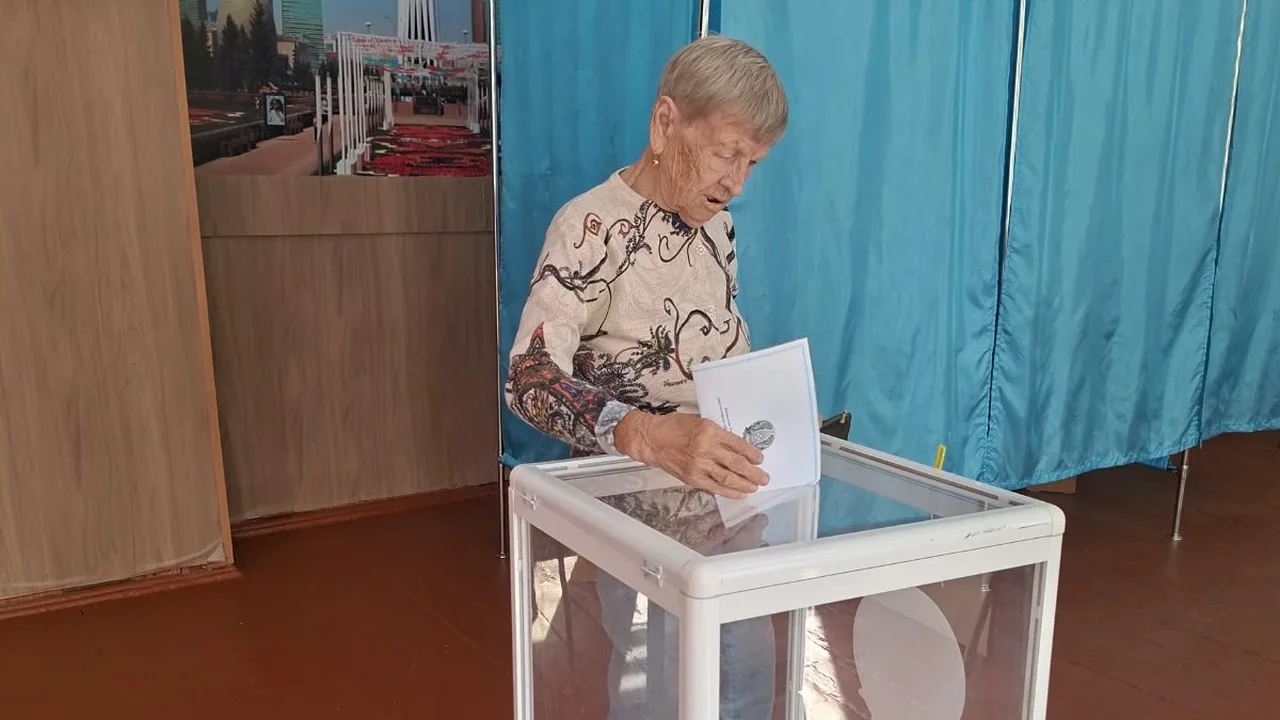 90-летняя женщина проголосовала на выборах в Курултай