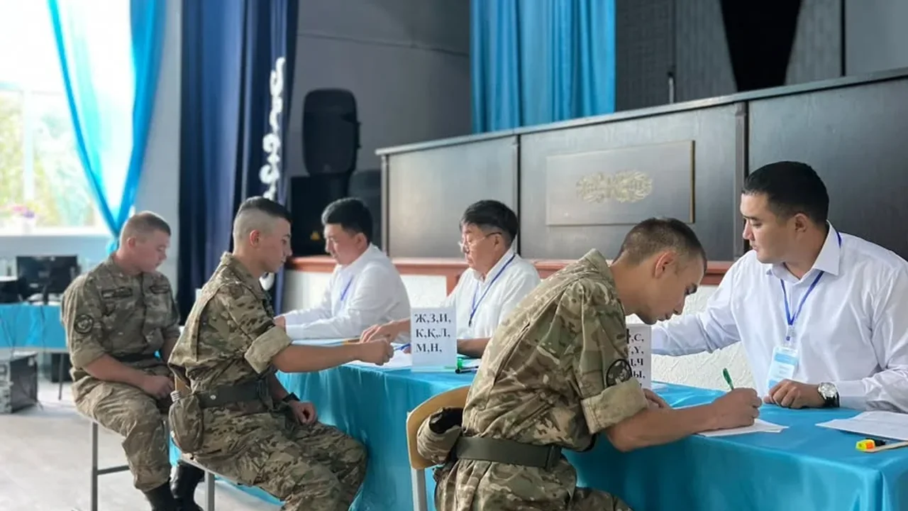 В Семее около 400 военнослужащих срочной службы проголосовали на выборах в Курултай