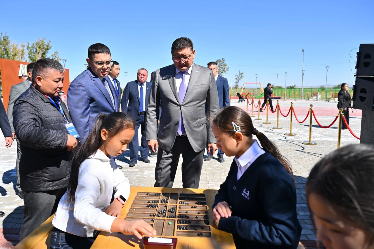 В райцентре Абайского района открылся обновленный парк