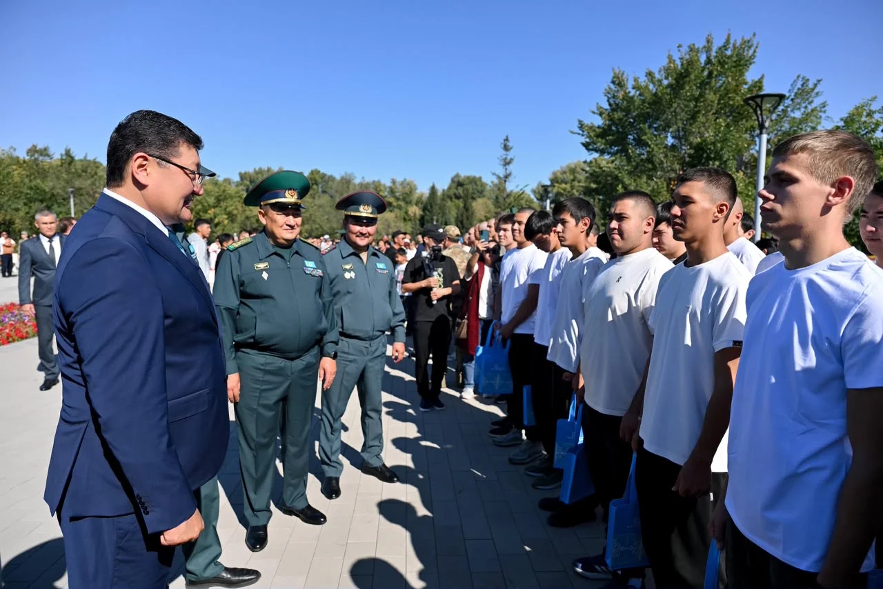 Абай облысында алғаш рет жаңа форматта әскерге шығарып салу рәсімі өтті