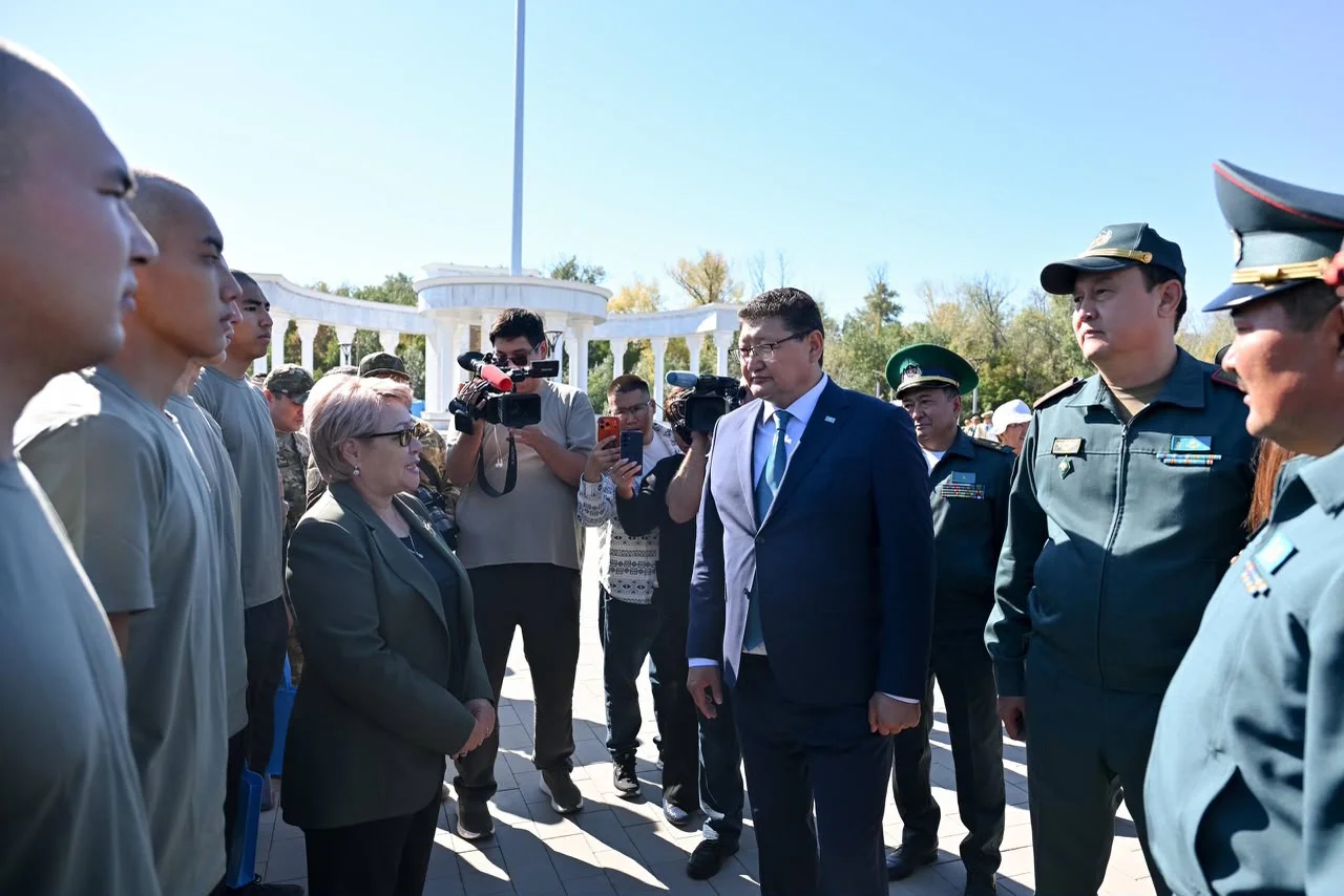 В области Абай впервые проводили призывников в армию в новом формате