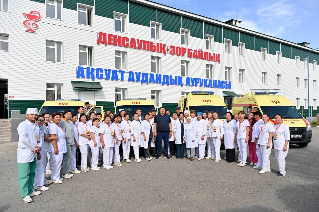 Аксуатская районная больница получила новые медицинские автомобили