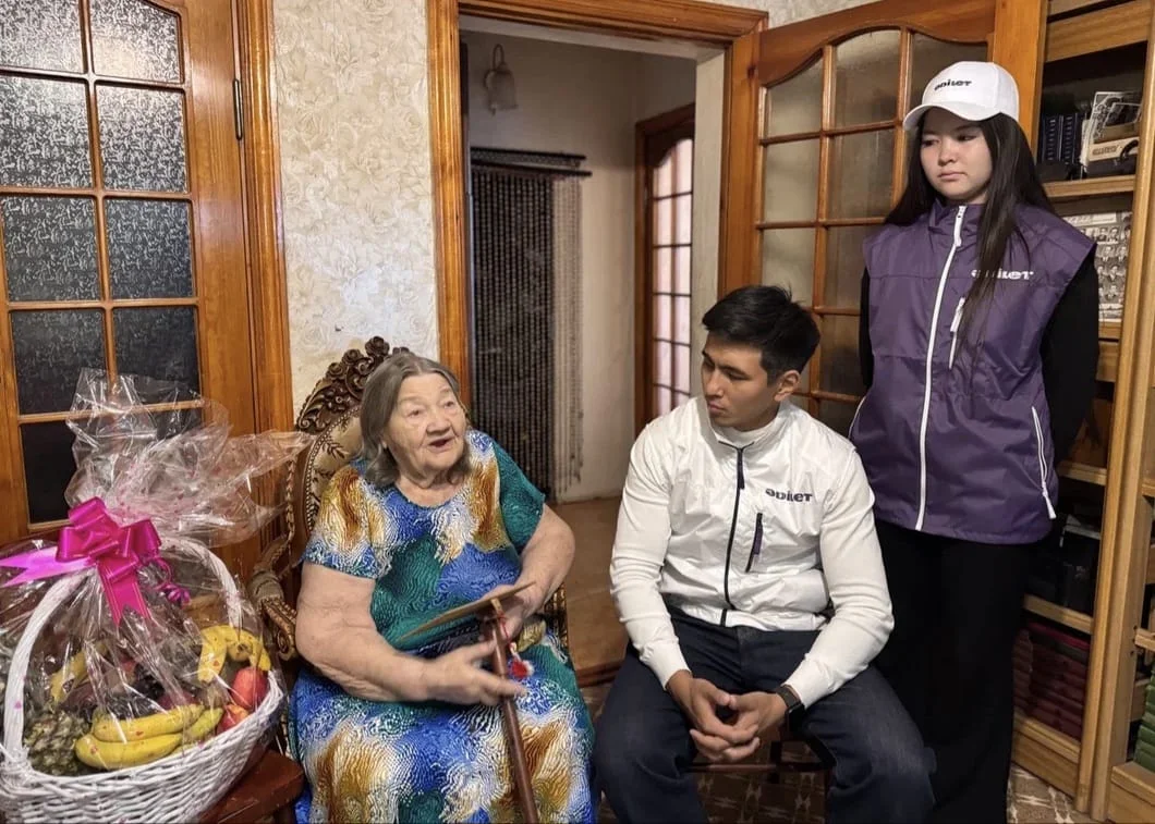В области Абай активисты партии «Әділет» оказали внимание 90-летней труженице тыла