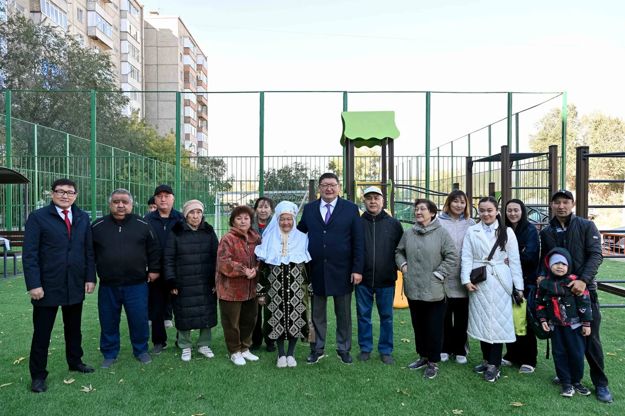 В Семее благоустраивают дворовые территории жилых домов