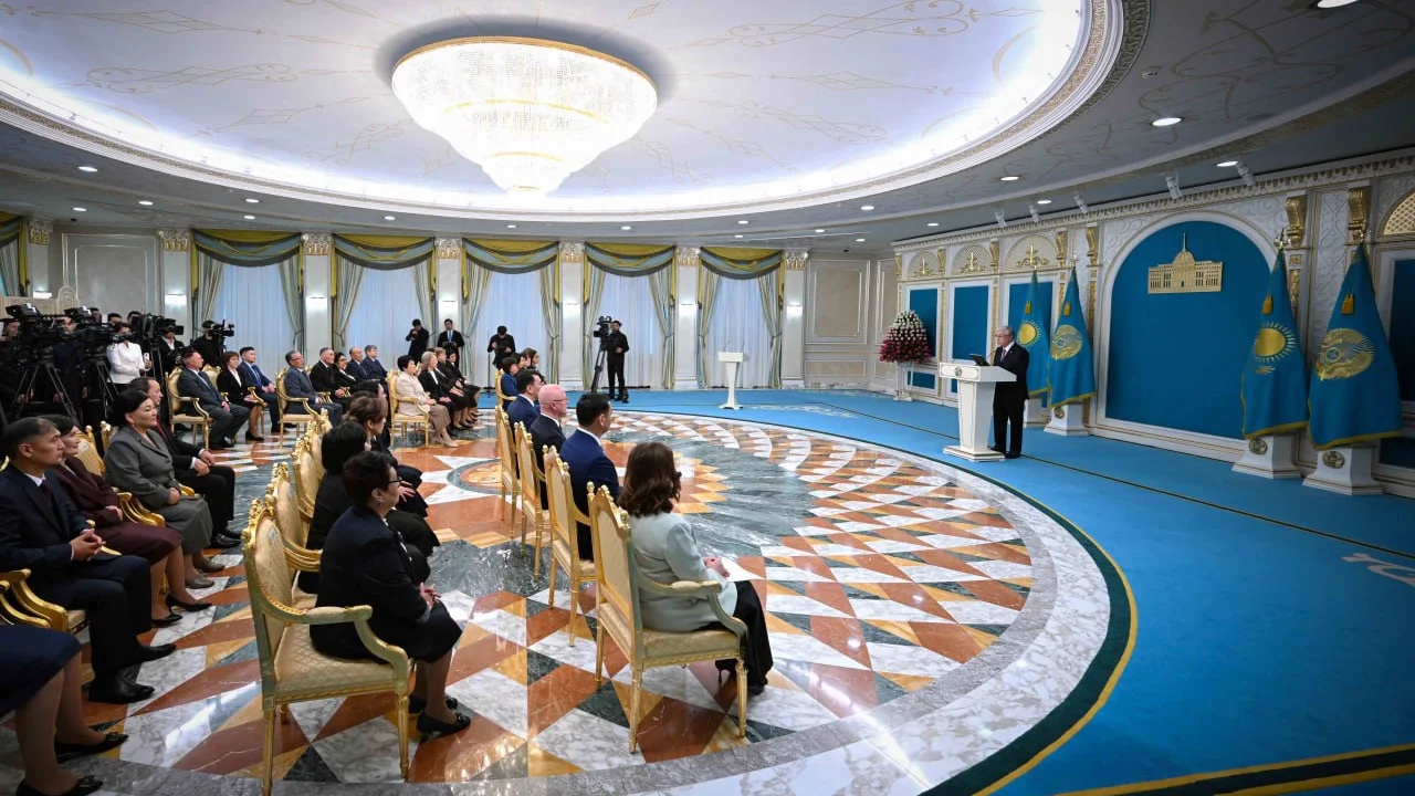 Президент отметил как положительную тенденцию то, что в нашей стране растёт число молодых людей, выбирающих профессию педагога