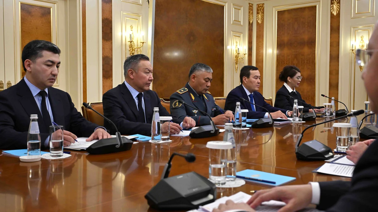 Қасым-Жомарт Тоқаев Комиссияға Қорғаныс министрлігінің жаңа басшылығымен бірлесіп, анықталған кемшіліктерді жою жөнінде нақты ұсыныстар әзірлеуді тапсырды