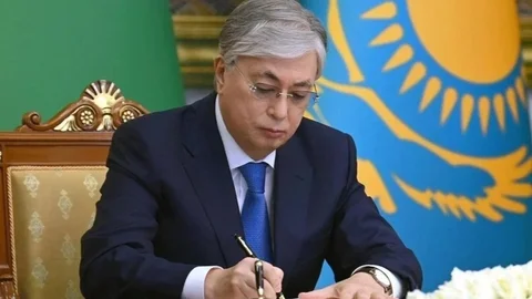 Барлық деңгейдегі мәслихаттар жаңаратын болады – Президент Жарлыққа қол қойды