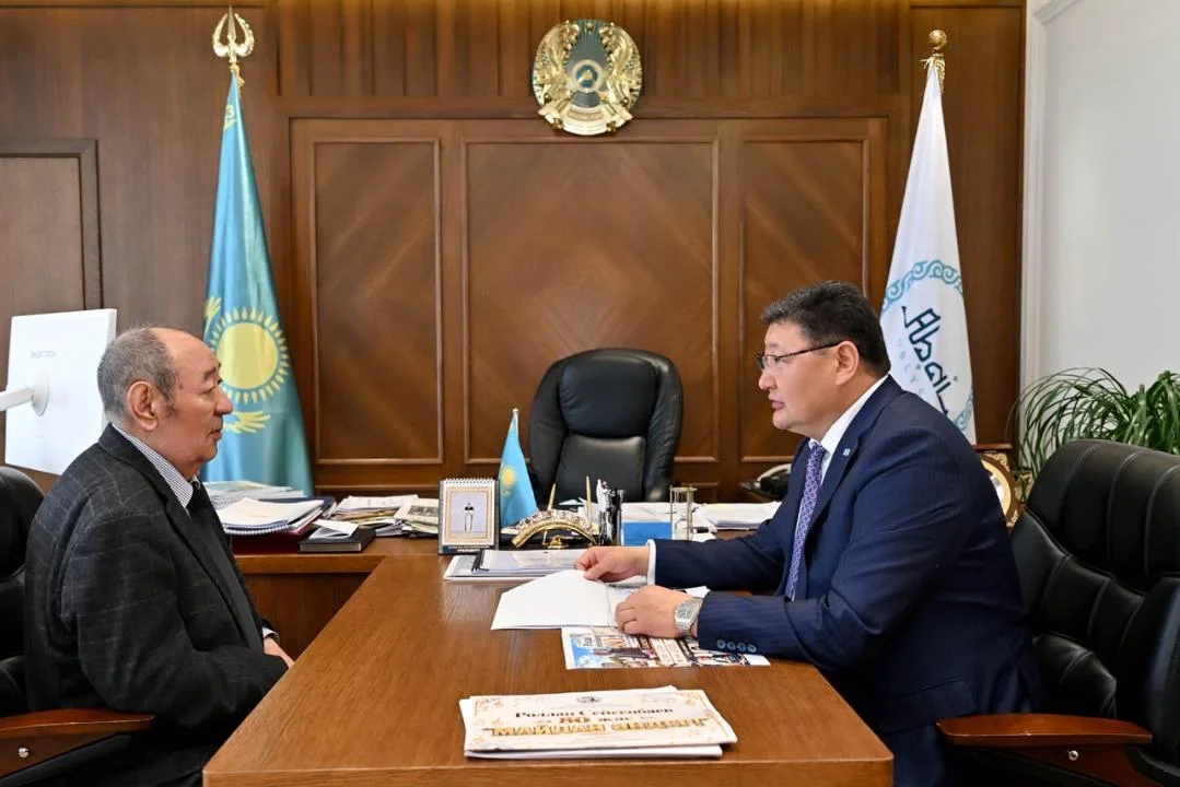 Облыс әкімі қаламгер Роллан Сейсенбаевпен кездесті