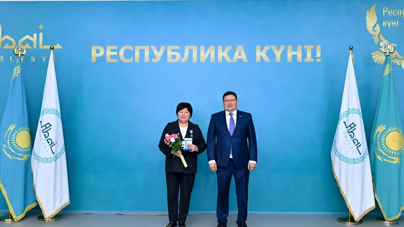 Абай облысында өңірдің дамуына үлес қосып жүрген азаматтарға құрмет көрсетілді