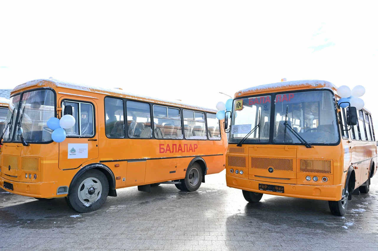 Школам области Абай передали 10 новых автобусов
