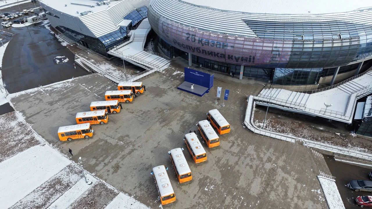 Школам области Абай передали 10 новых автобусов