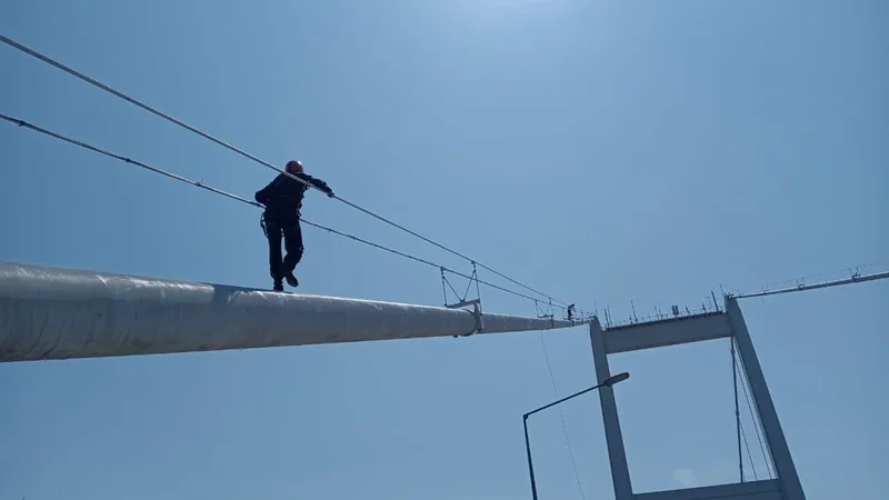 Семейде құтқарушылар ер адамды аспалы көпір құрылымдарынан түсірді