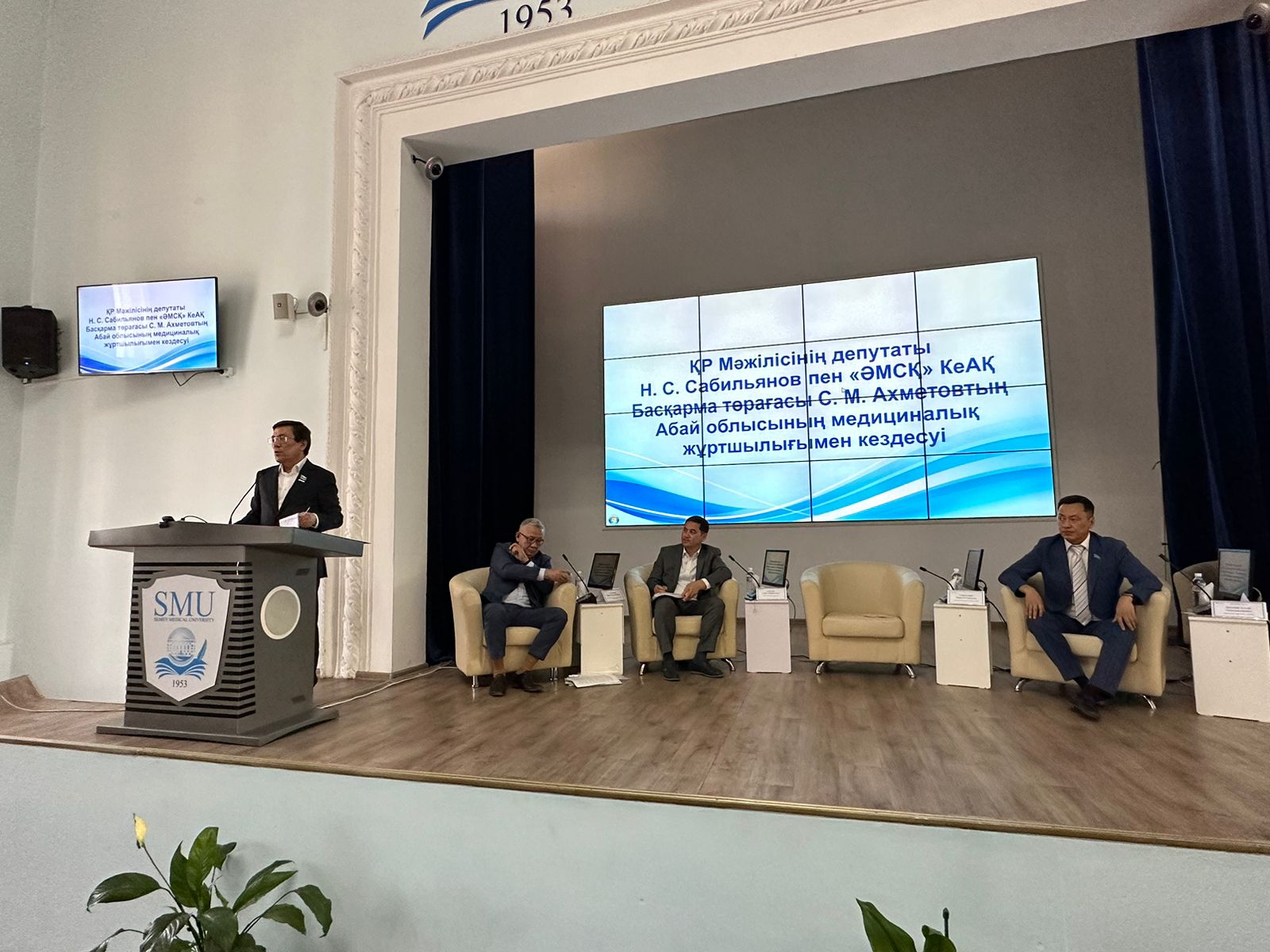 Мәжіліс депутаты медицина қызметкерлерімен кездесті