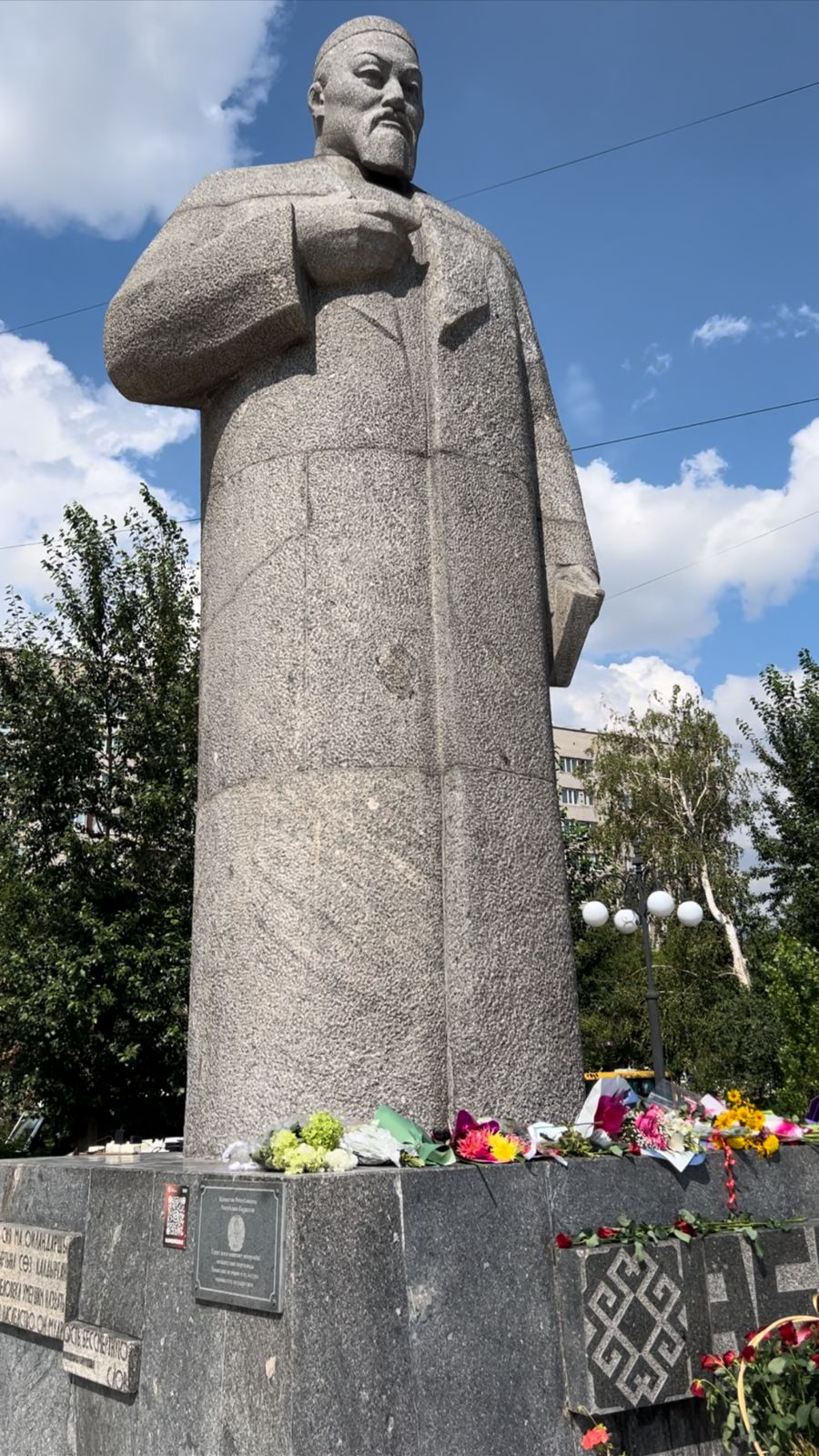 Республикалық Абай оқуларына қатысушылар Семейдегі Ұлы ақын ескерткішіне гүл қойды