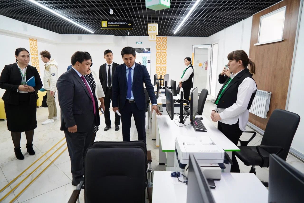 АДГС төрағасы Дархан Жазықбаев Абай ауданының мемлекеттік қызметшілерімен кездесті.