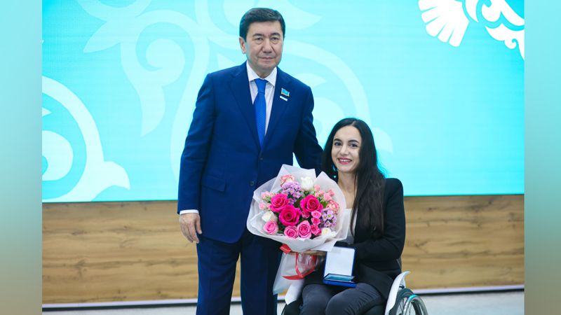 Аманат кеншілерді, мұғалімдерді, дәрігерлерді және басқа да кәсіп өкілдерін марапаттады