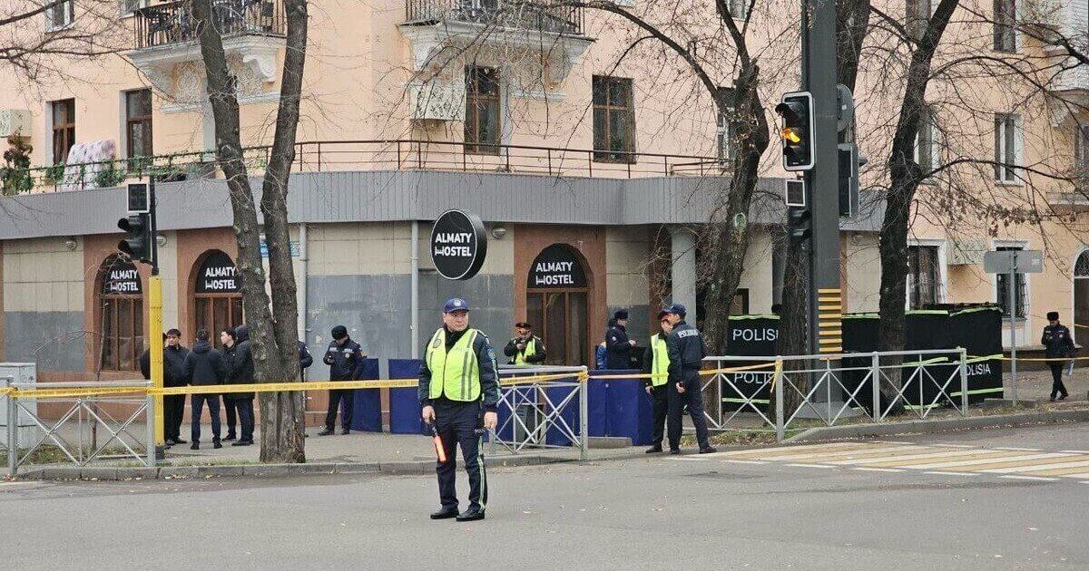 Тоқаев Алматыдағы хостелде қаза тапқандардың туыстарына көңіл айтты