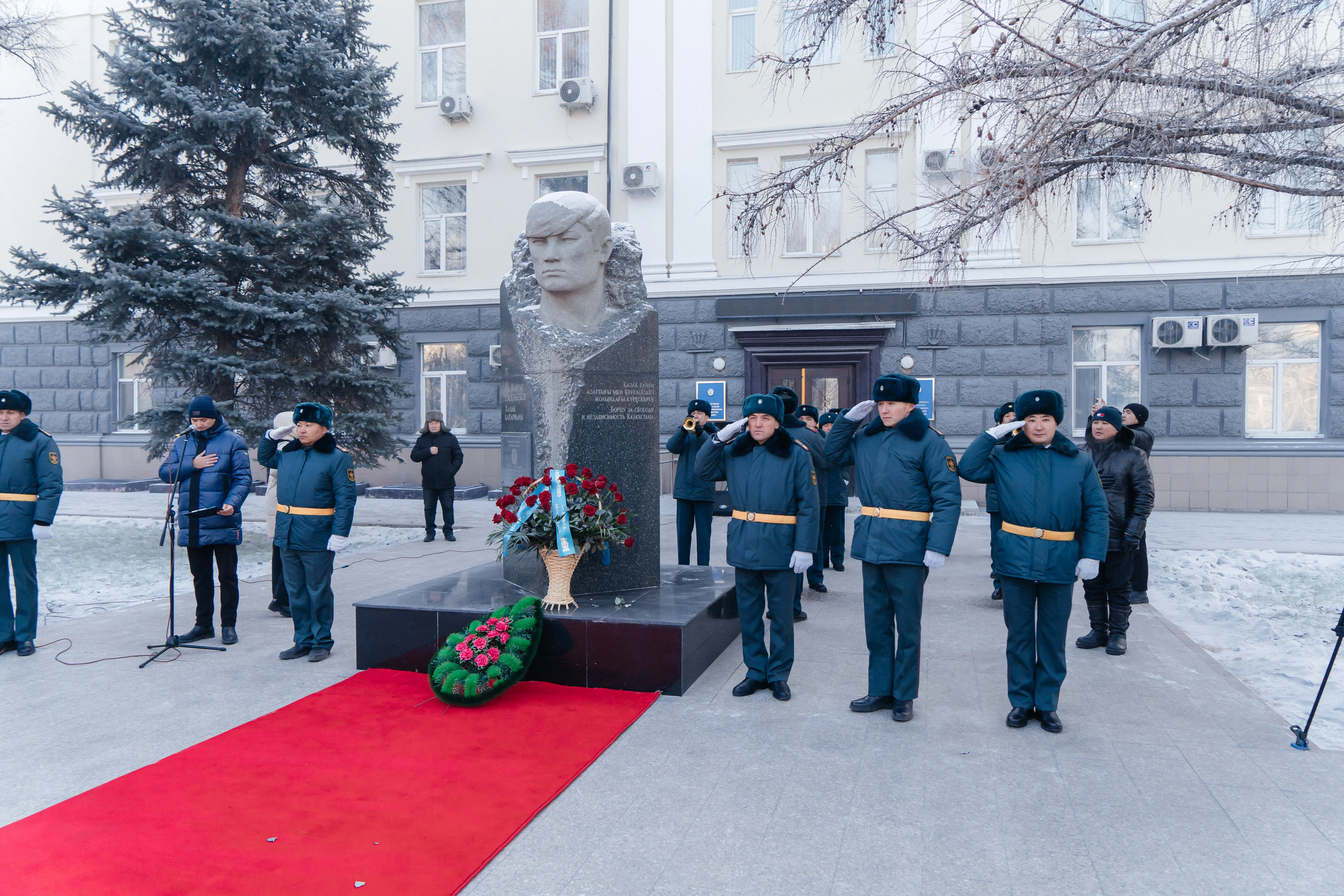 Семейліктер Қайрат Рысқұлбековтың ескерткішіне гүл қойды