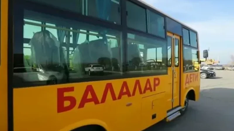 Новые автобусы переданы образовательным учреждениям Абайского района