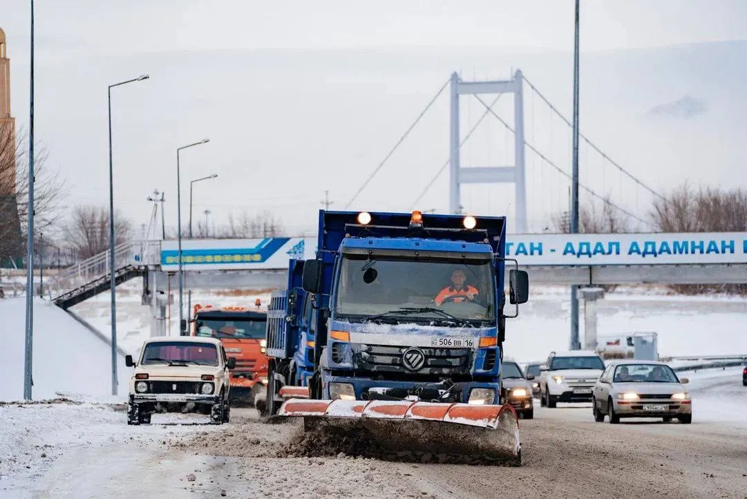 В области Абай очищают дороги от снега