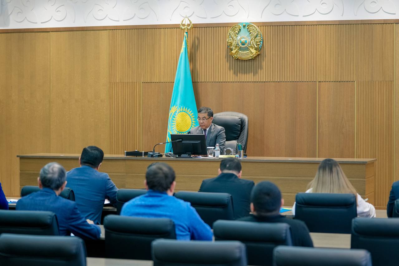 Абай облысы әкімдігінде облыстағы жекелеген кәсіпорындардың қызметі, оның ішінде еңбек дауларын шешу мәселелері қаралды