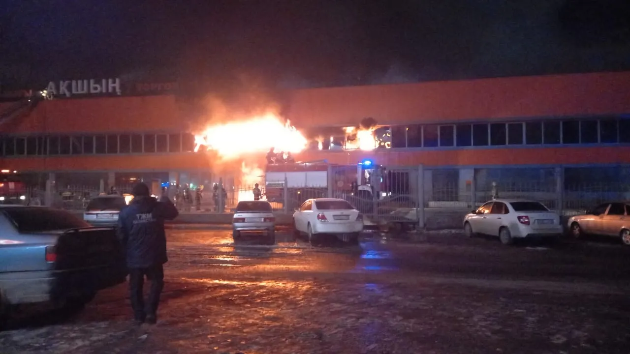 Пожарные Семея ликвидируют возгорание в торговом доме