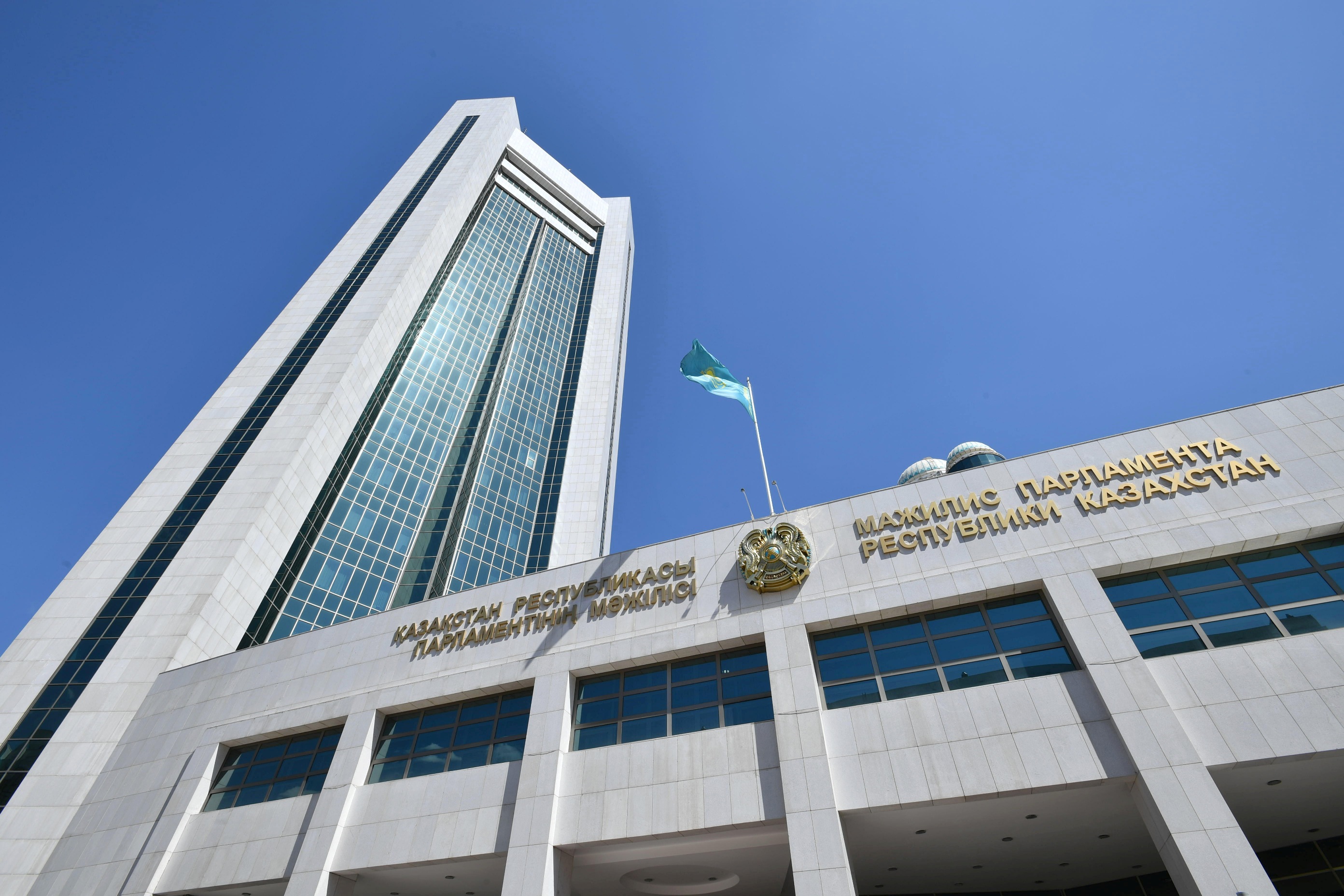Мәжілісте депутаттар мен қызметкерлер бетперде киіп жүруге міндеттелді