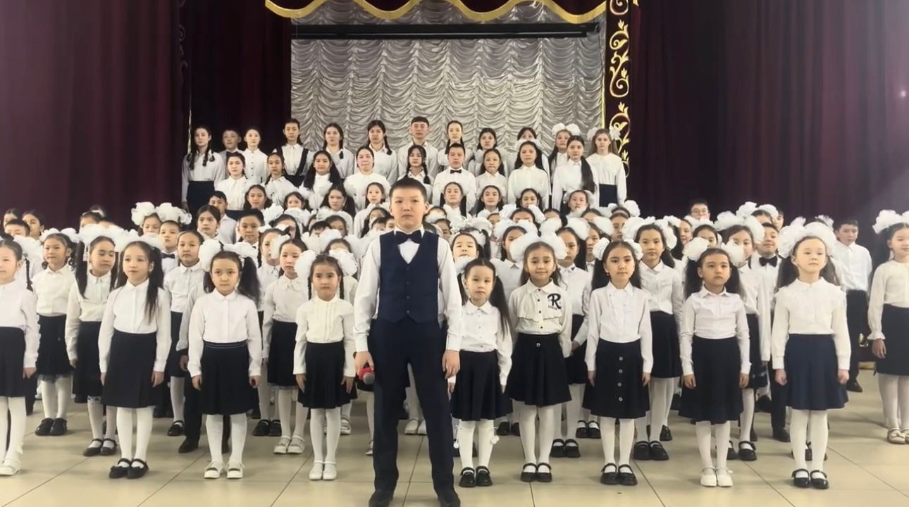 Абай ауданында 7 мыңға жуық оқушы «Ана» әнін шырқады.