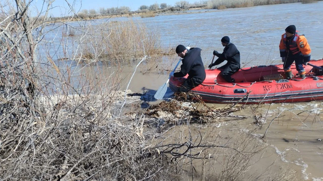 В Аягозском районе проводятся поисковые работы троих пропавших на воде людей 