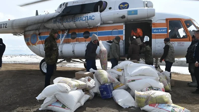 В Аксуатский район с помощью вертолета доставили продукты питания и медикаменты