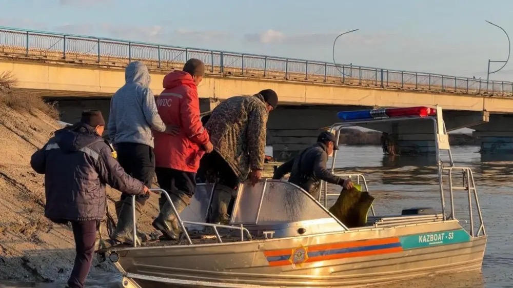 Сотрудники Народного банка и Благотворительного фонда «Народ» передают доход за один день пострадавшим от наводнения