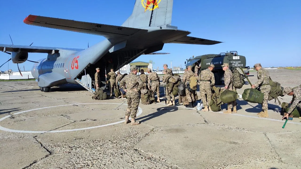 Военнослужащие Абайского гарнизона вылетели в районы, пострадавшие от наводнения