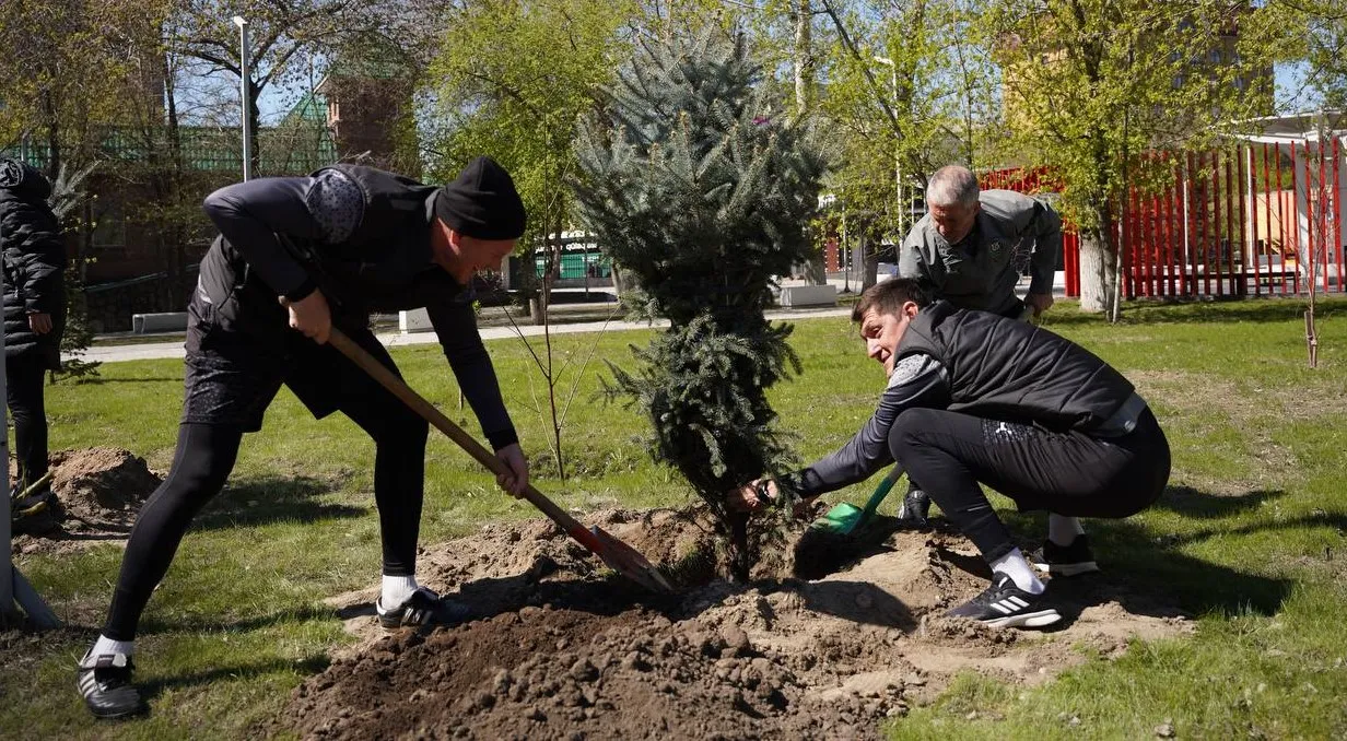 Футболисты приняли участие в посадке деревьев в рамках акции «Таза Казақстан»