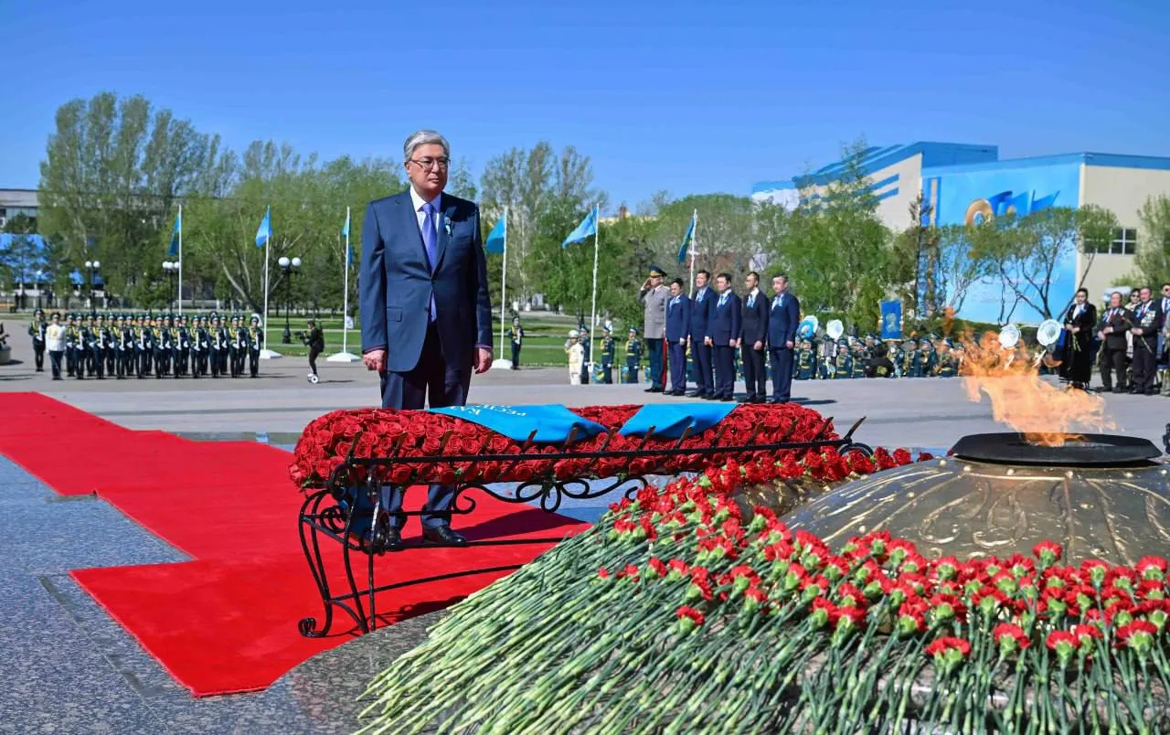 Президент Қасым-Жомарт Тоқаев «Отан Ана» монументіне гүл қойды