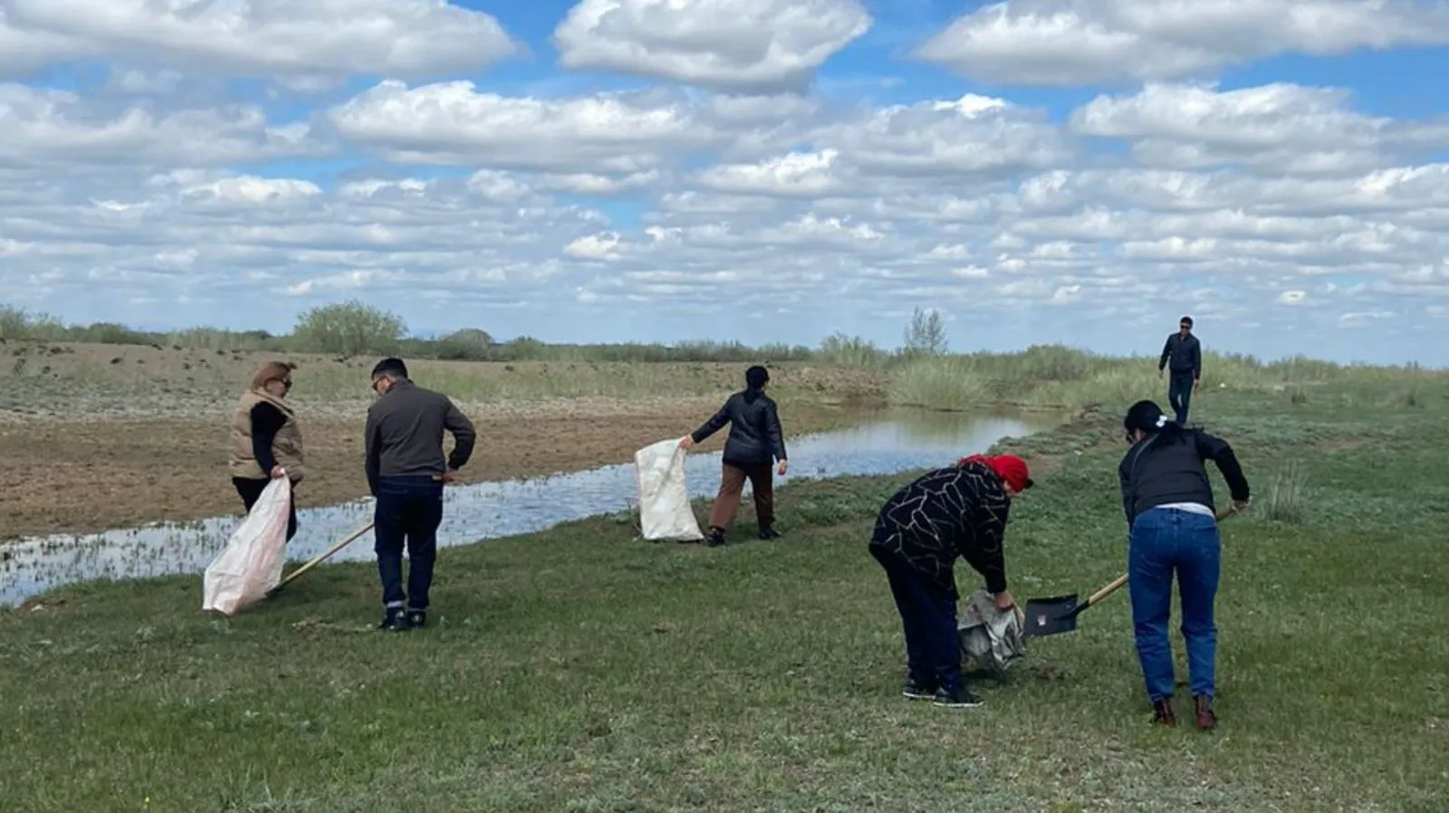 Жители Саржальского сельского округа провели уборку набережной реки Чаган